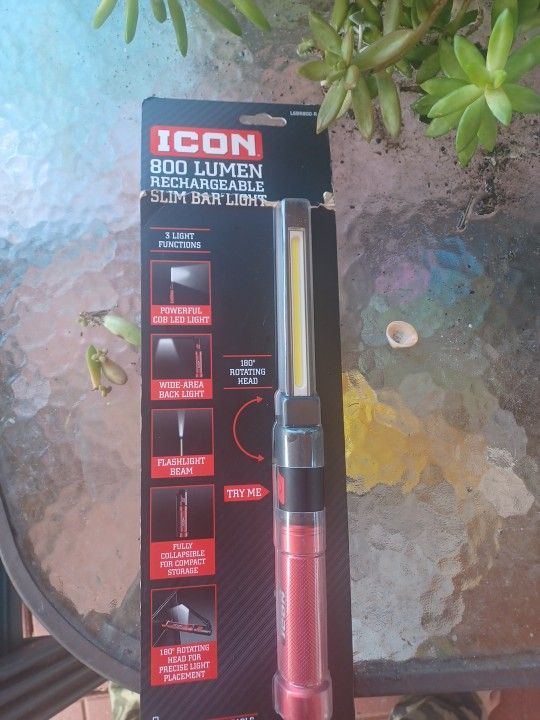 Icon 800 lm rechargeable slim bar light.