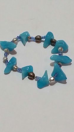 Plastic blue beaded elastic bracelet