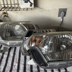 2015 Toyota Tacoma Headlights Set