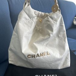  Chanel 22 Bag