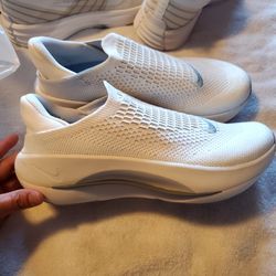 Size 10- Nike Reina EasyOn Women