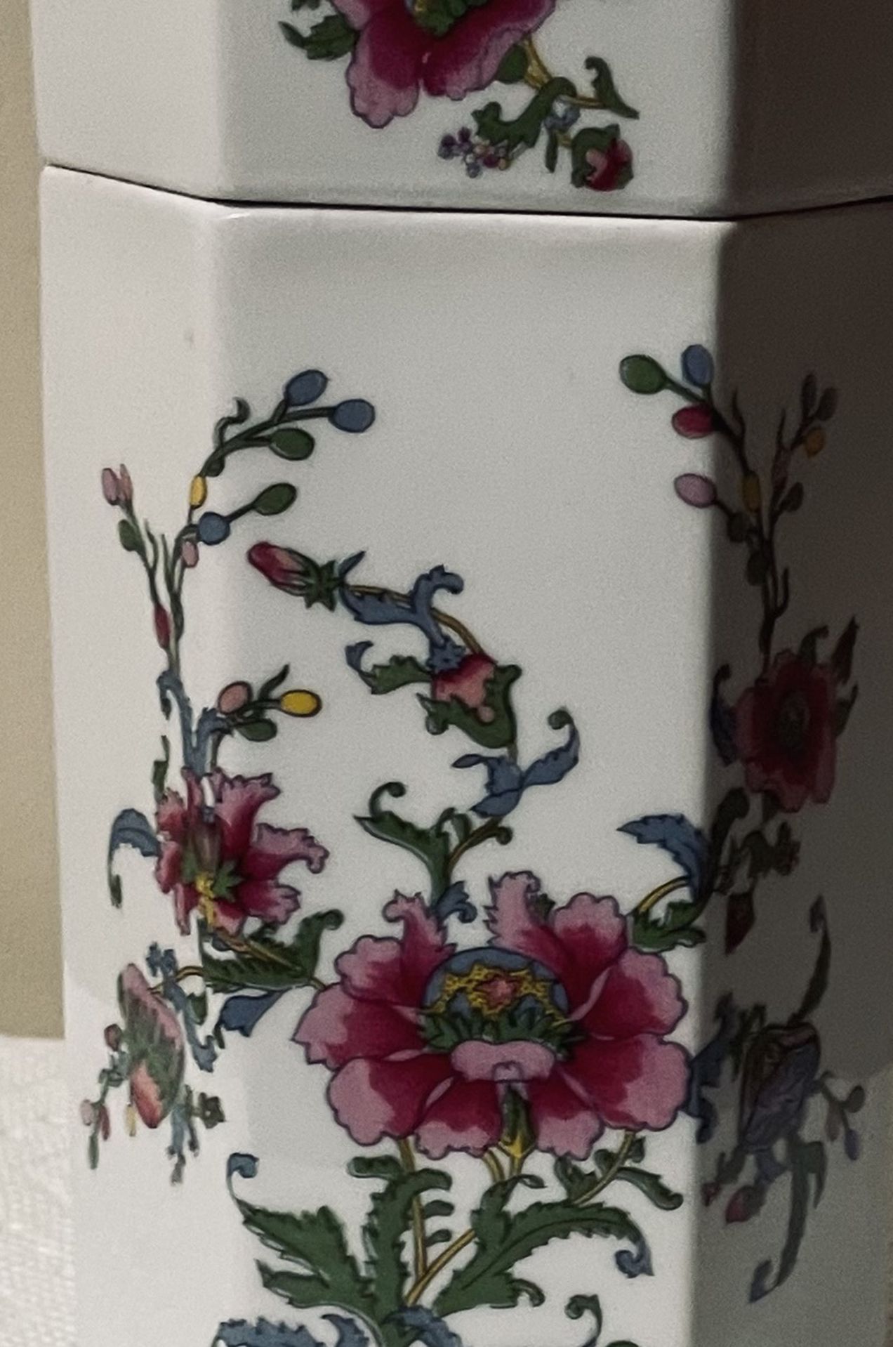 7” Tall 11 1/2” Round 6 Corner Beautiful White Vase With Lid $12