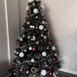 Nice 7.5 Pre-Lit Christmas Tree With Decorations **GREAT CONDITION**