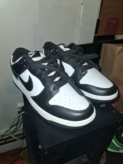 BLACK AND WHITE PANDA DUNKS SIZE 9