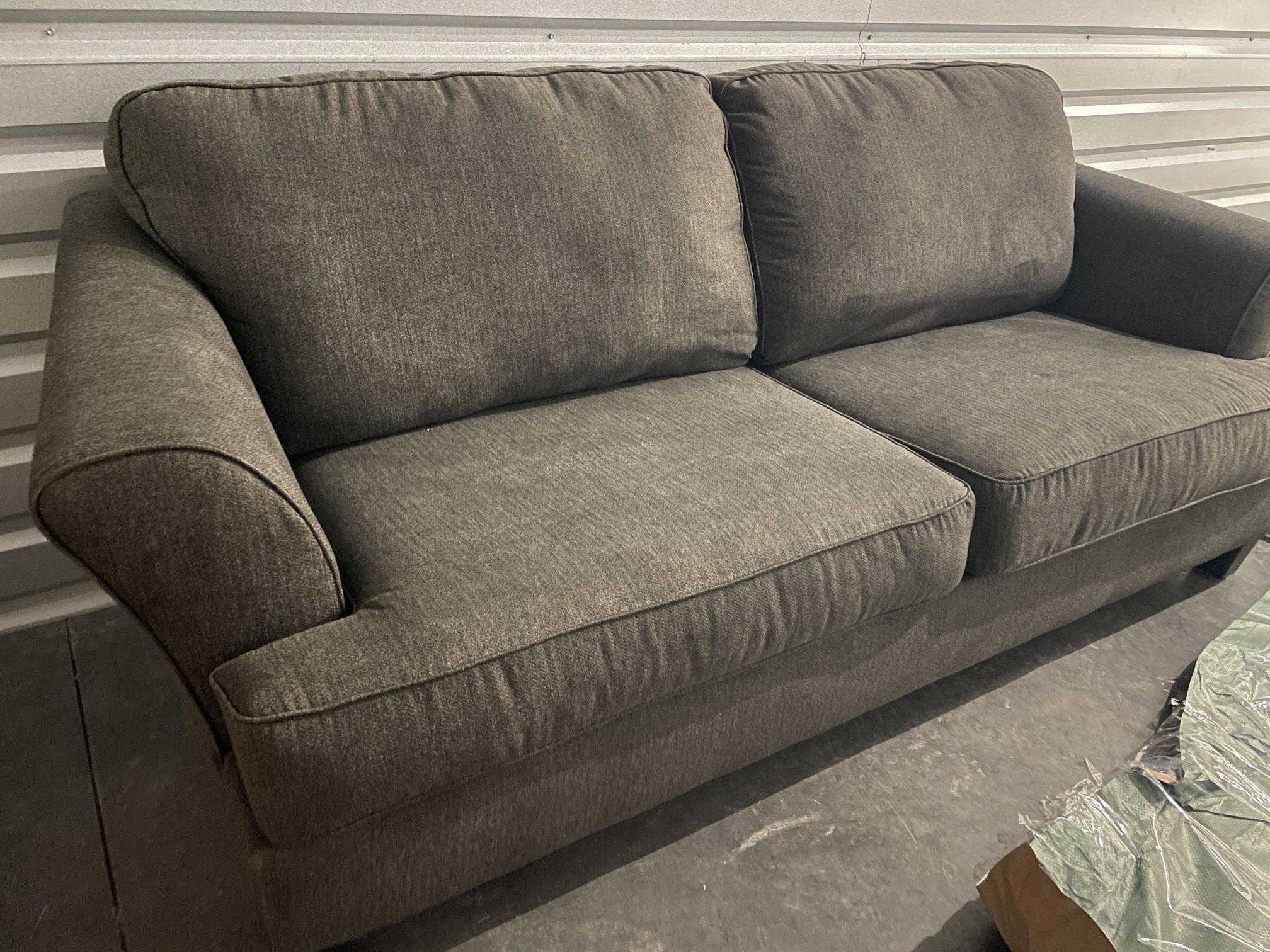 (Delivery)86” Excellent Condition Cozy Loveseat Couch