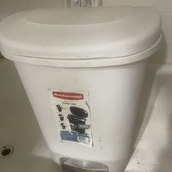 13 Gall.  Step On  Trash Can 