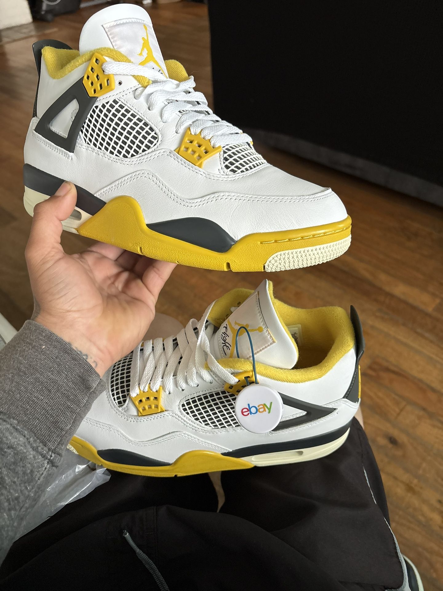 Jordan 4 yellow sulfur 9.5 M