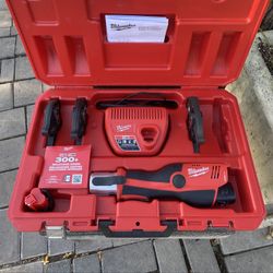 Milwaukee M12 12-Volt Lithium-lon Force Logic Cordless Press Tool Kit (3 Jaws Included) with Two 1.5 Batteries And Charger