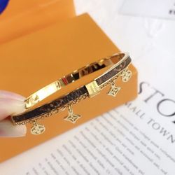 New Bracelet Stainless Steel Gold Comes With Dust Bag 