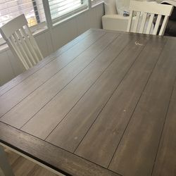 Dining table w/ Chairs