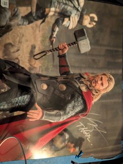 Chris Hemsworth Autograph 16x20 photo with Thor Inscription. SWAU Authentication
