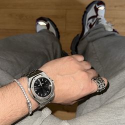 Ap Watch comes with box