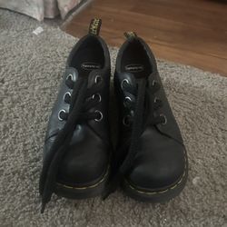 DR MARTENS LOW CUT PLAYFORMS