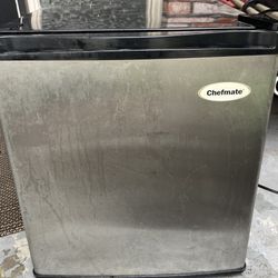 Chefmate Mini-fridge/freezer Combo