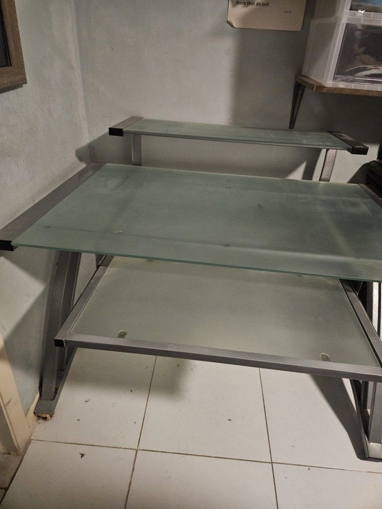 COMPUTER DESK