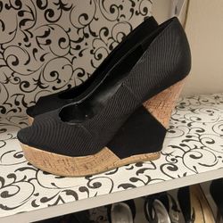 BCBG Wedges Super Nice Size 6 Very Good Condition