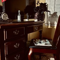 SOLID WOOD VINTAGE CHERRY WOOD MAKEUP VANITY / DESK AND CHAIR