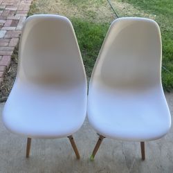 Set Of 2 White Plastic Modern Dining Chairs with Wooden Legs
