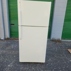 G/E White Refrigerator 
