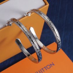 New Hoops 18k Stainless Steel Silver Comes With Logo Dust Bag 