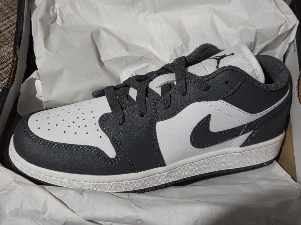 🔥 JORDAN 1 LOW "GREY/WHITE" GRADE SCHOOL SIZE 7Y NEW W/BOX,💲80 TAKES THEM 🔥