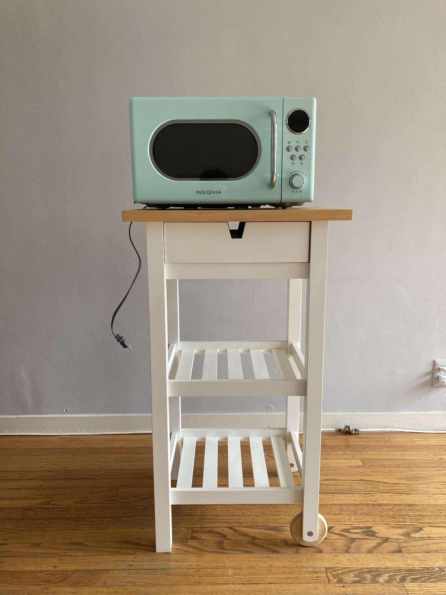 Insignia Microwave – Mint Green