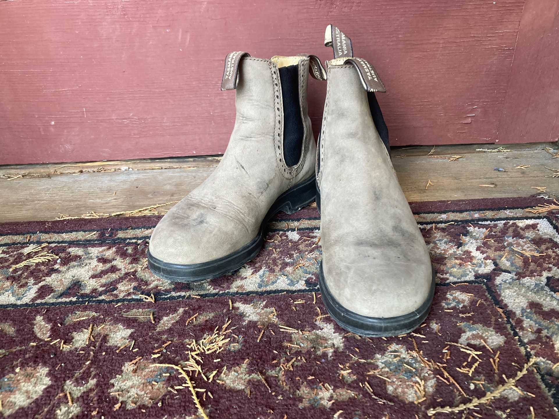 Blundstones Womens 7, Men’s 5