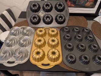 Standard and mini Bundt Cake pans