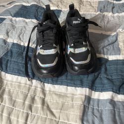 Chic Puma sneakers for kids. Black base with shiny silver details. Ideal for daily adventures.