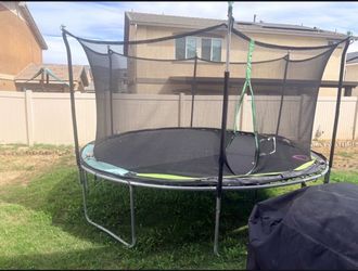 Large Round Trampoline with Safety Net Enclosure