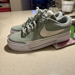 Nikes Size 9 Women’s 