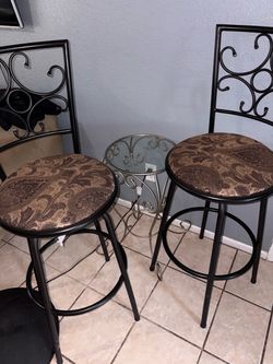 Little table & 2 chairs