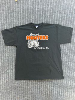 Hooters T Shirt