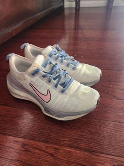 Women's Nike ZoomX Invcible Size 9