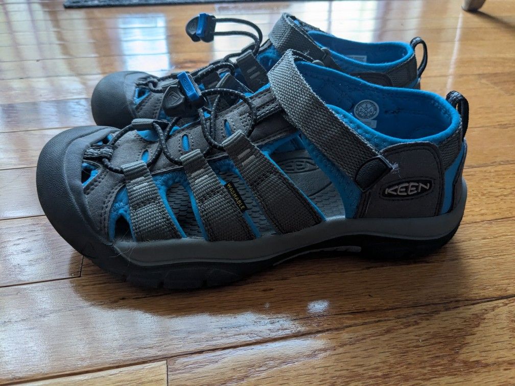 Keen Closed Toe Sandals Size 5