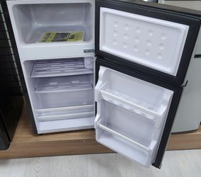 Mini fridge with freezer