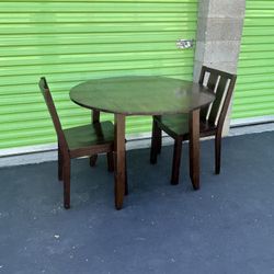 Beautiful Dining Set In good Condition
