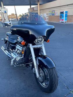 Universal Black Fairing – Tinted Windshield – Like New
