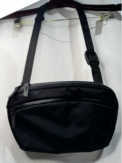ALPAKA Black Crossbody Sling Bag Zip Closure Adjustable Strap Small Travel