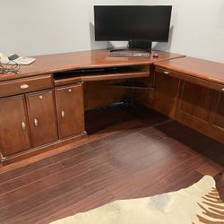 Corner desk