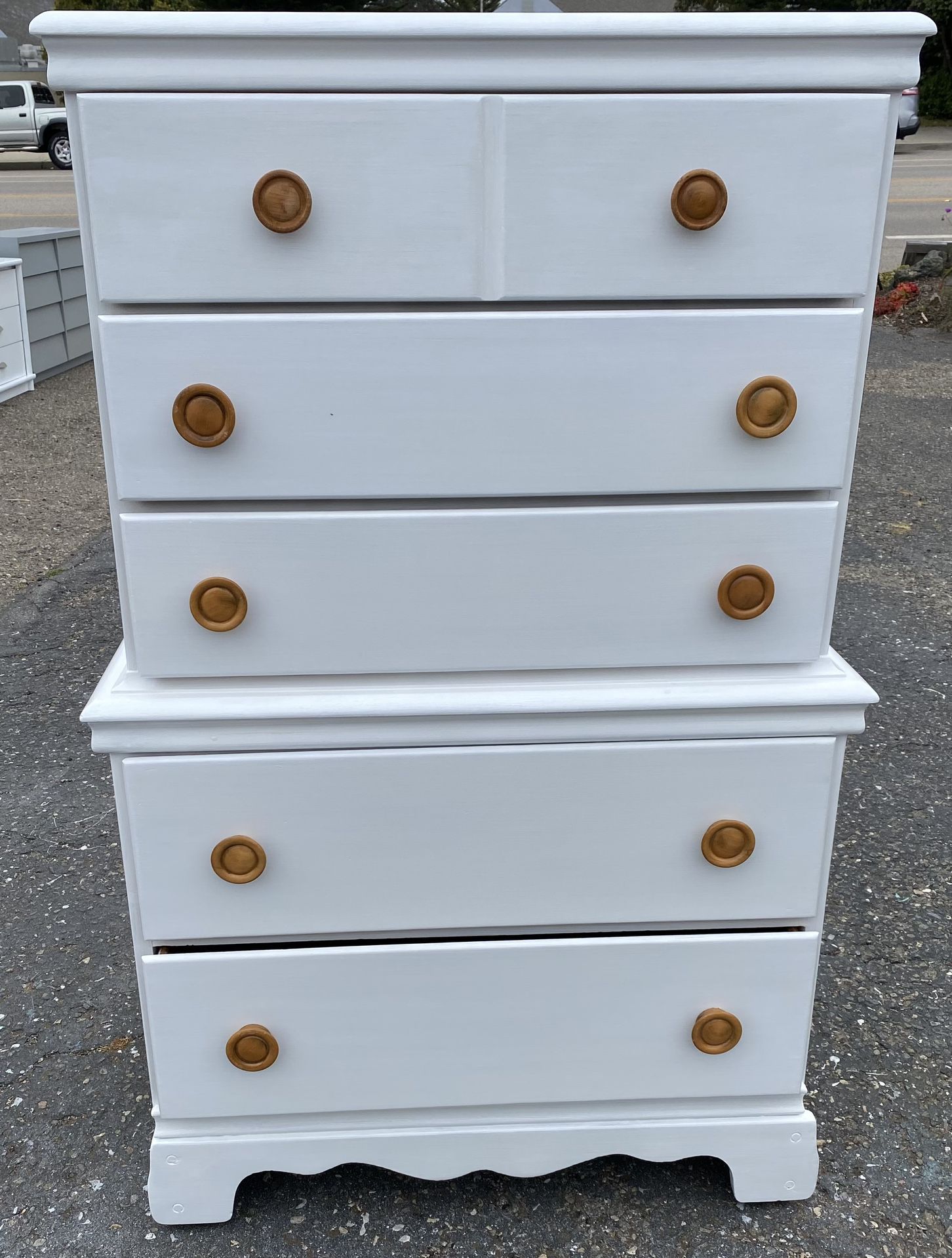 Dresser white tiered vintage  5 drawers with dovetail construction and slides excellent #0680 Made of maple and maple plywood , knobs look maple also.