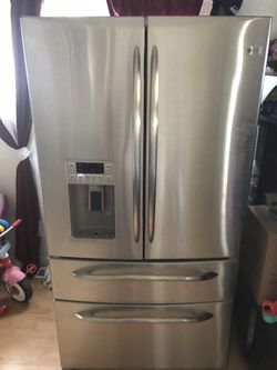 Refrigerator for 580 text me if interested works good