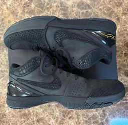 Selling a pair of Kobe 4 “Gift of Mamba” in size 10.5. Super clean and a must-have for any Kobe fan.