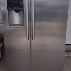 Electrolux Fridge Free, Gratis Needs Fixing 