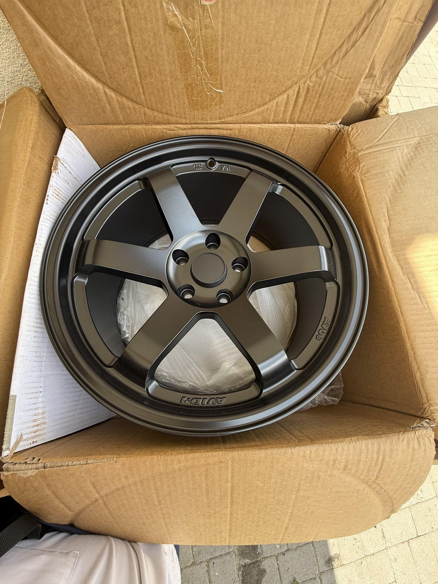 18x9.5 Black Wheel AVID1 AV6