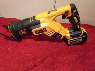 Used XR 20 VOLT DEWALT BRUSHLESS Sawzall con batería $130