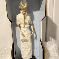 THE FRANKLIN MINT DIANA PRINCESS OF WALES PORCELAIN PORTRAIT DOLL Heigh: 17.5”
