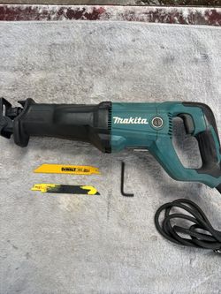 Makita Reciprocating Saw -JR3051T- Like New, 12 Amps, Tooless Blade Change, 2 Blades, 8’ Cord
