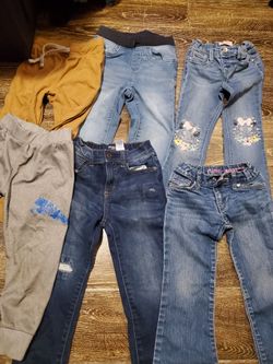 Girls clothes size 2-3 toddlers  in excellent condition no flaws selling this lot includes  pant shorts  and a skort