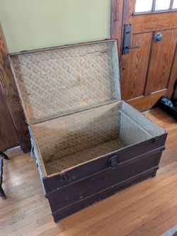 VINTAGE WOODEN TRUNK